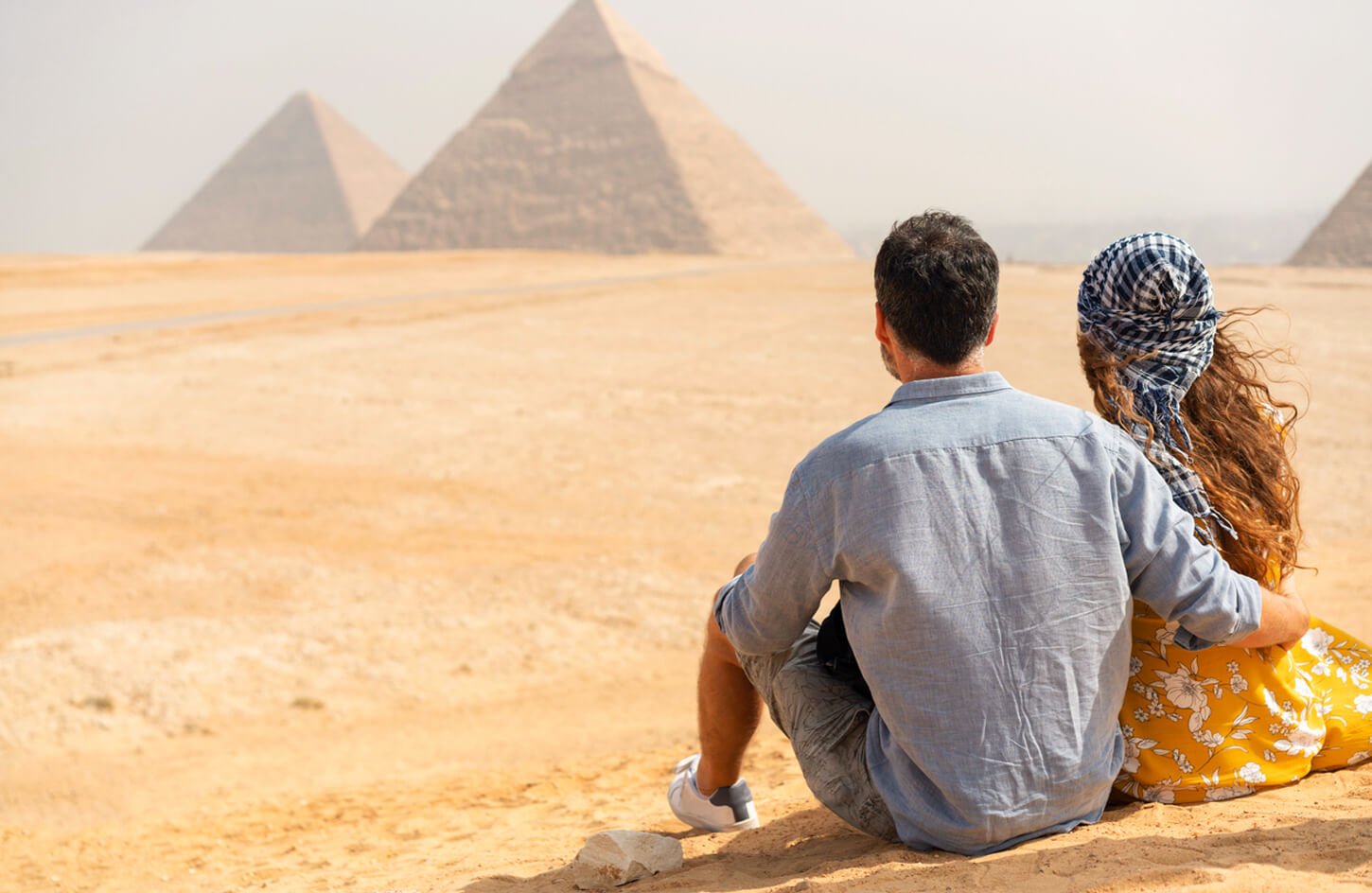A stunning photo of the couple at the pyramids