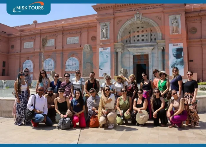A-wonderful-picture-of-a-travel-group-standing-in-front-of-the-Egyptian-Museum