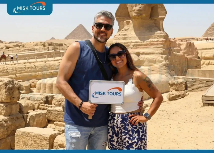 a-wonderful-picture-of-a-couple-standing-in-front-of-the-great-sphinx-of-giza