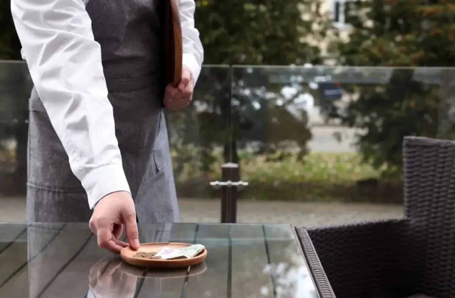 restaurant-server-handling-cash-payment